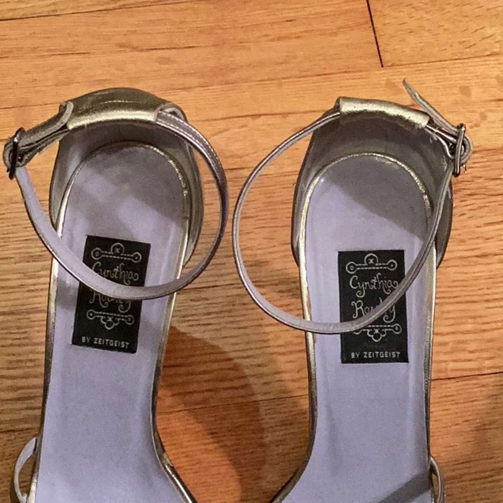 Cynthia Rowley by Zeitgeist scrappy gold & silver sandals size 6.5 /3.25 in heel - Picture 3 of 7
